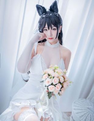 女警丰满的双乳